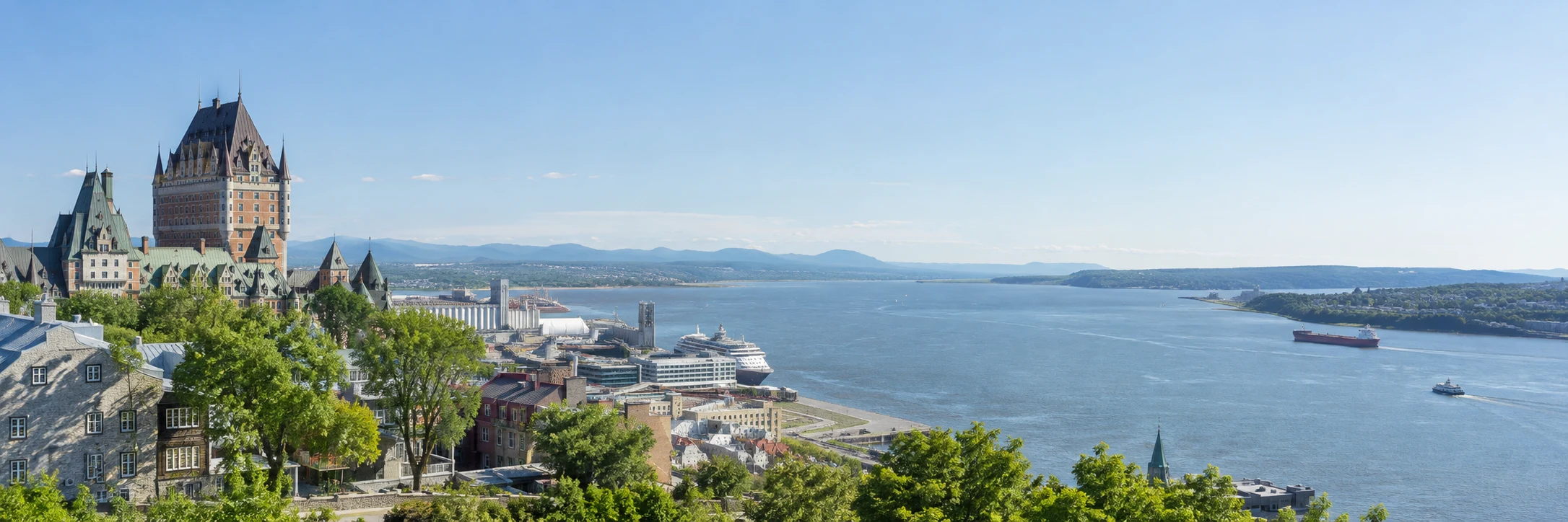 Vue de Québec et du fleuve Saint-Laurent.